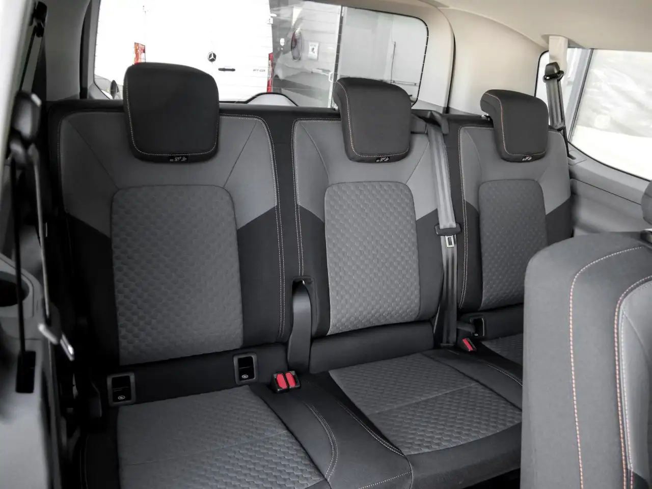 Volkswagen T7 Caravelle 12