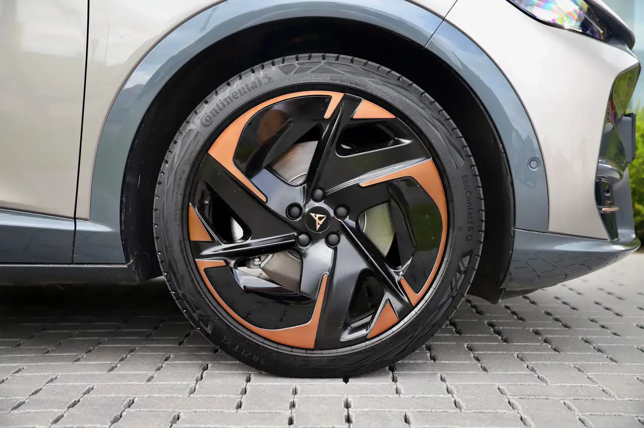 Cupra Tavascan 82 8