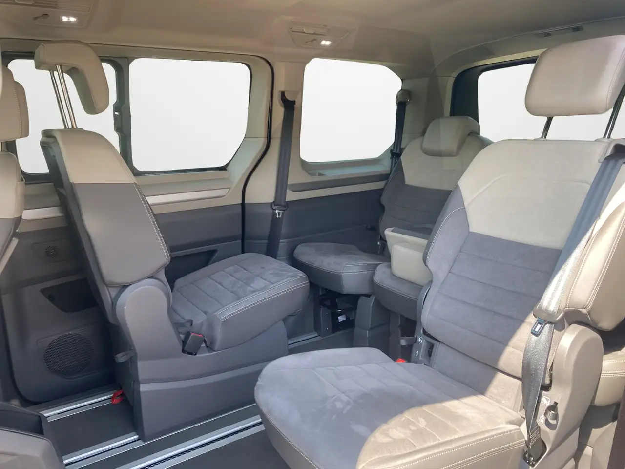 Volkswagen T7 Multivan 12