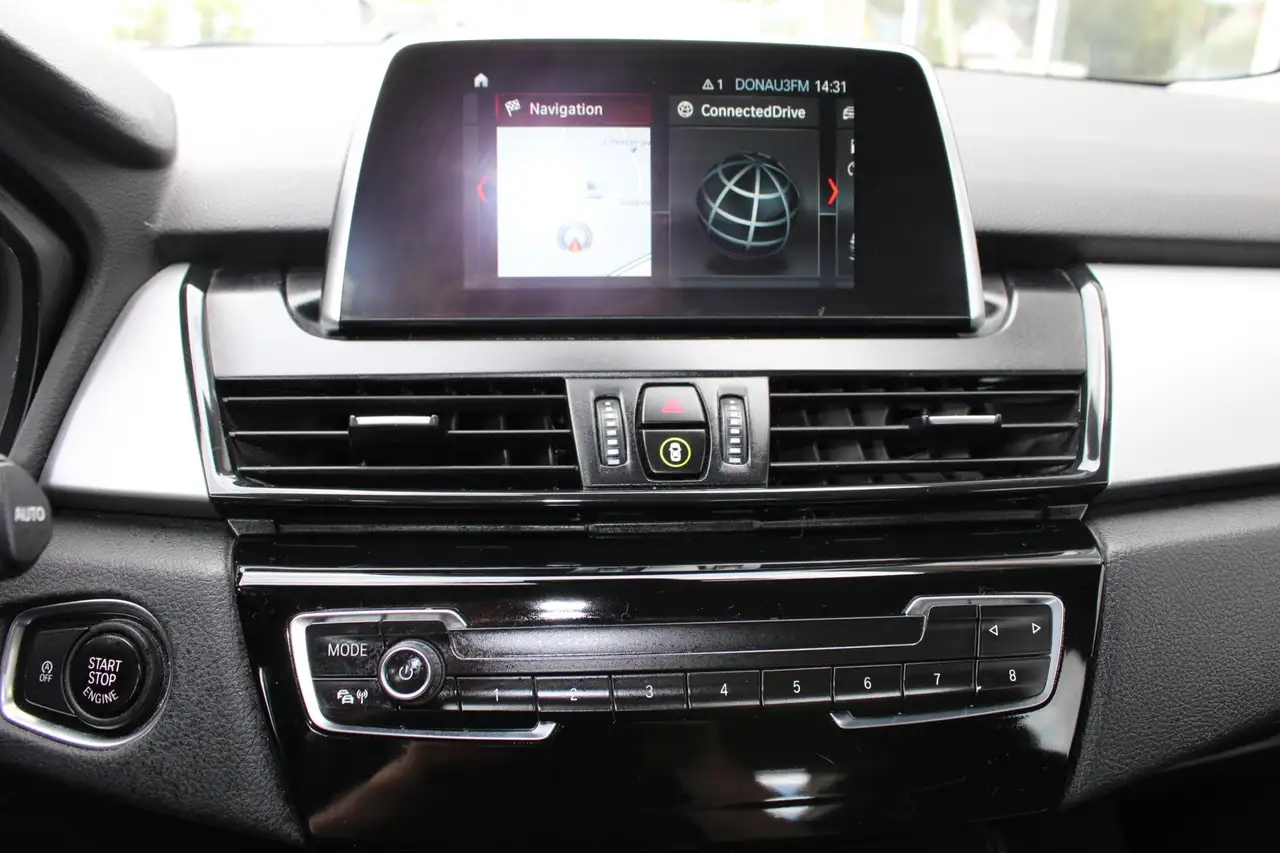 BMW 220 i 11