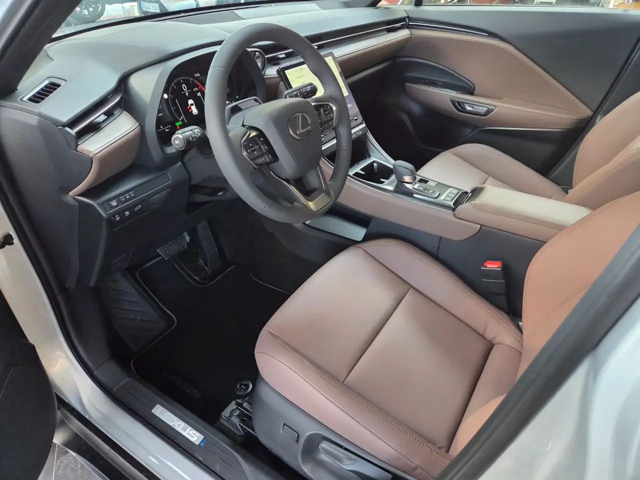 Lexus LBX 7