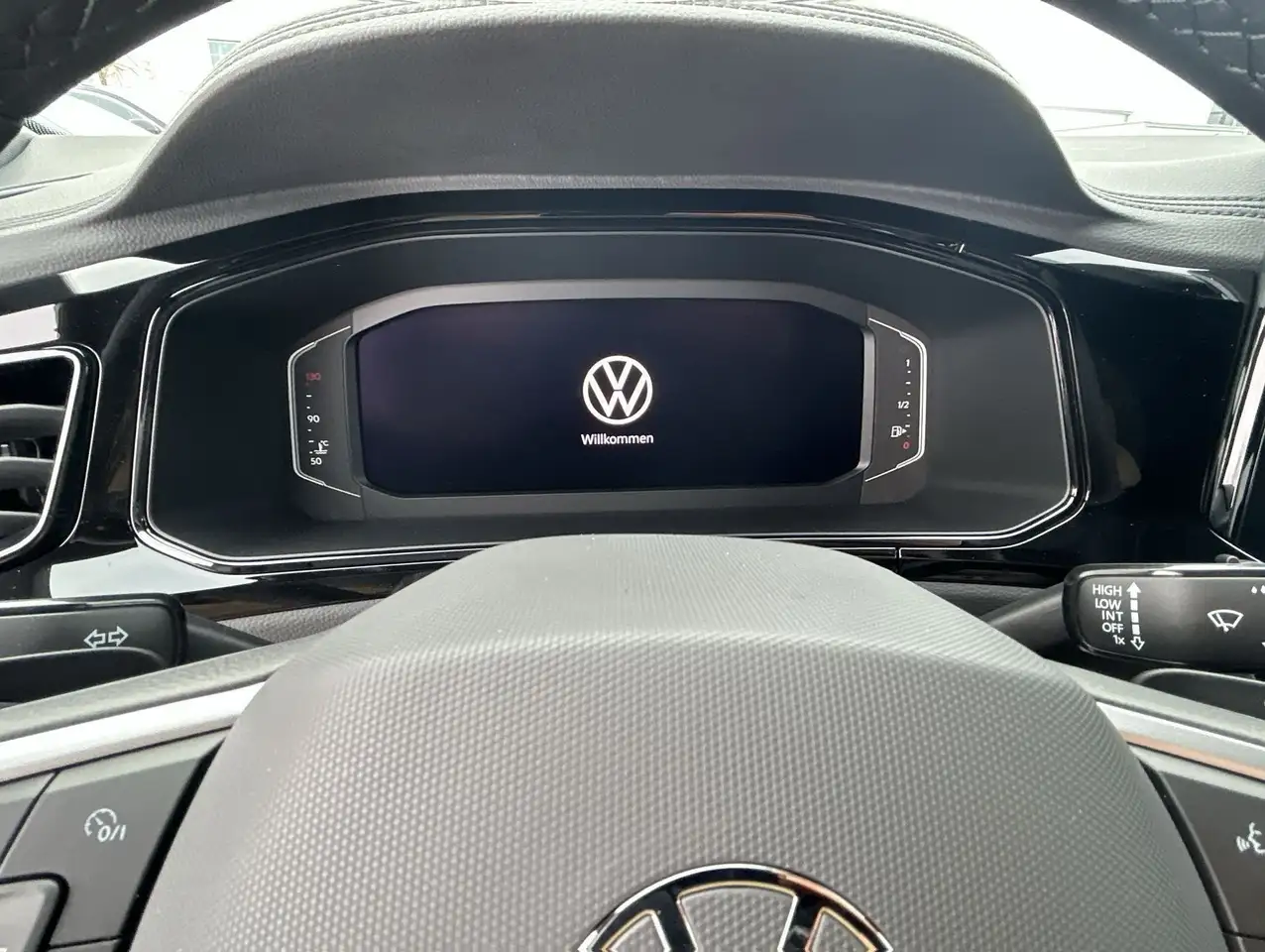 Volkswagen T-Roc 11