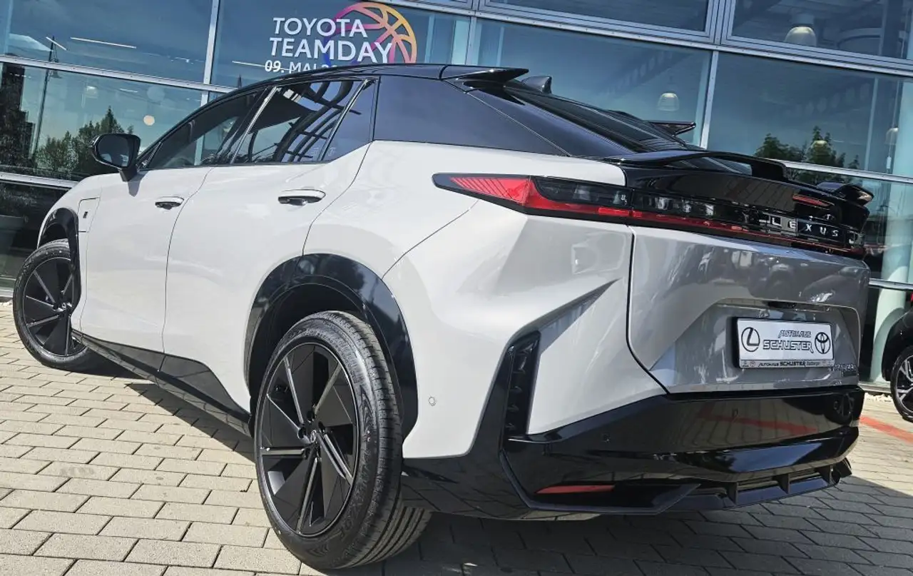 Lexus RZ 6
