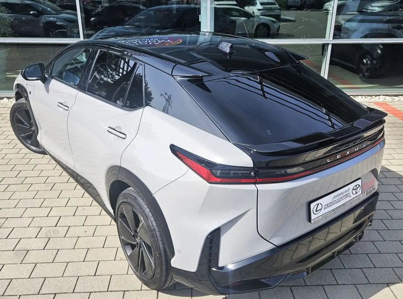 Lexus RZ 8