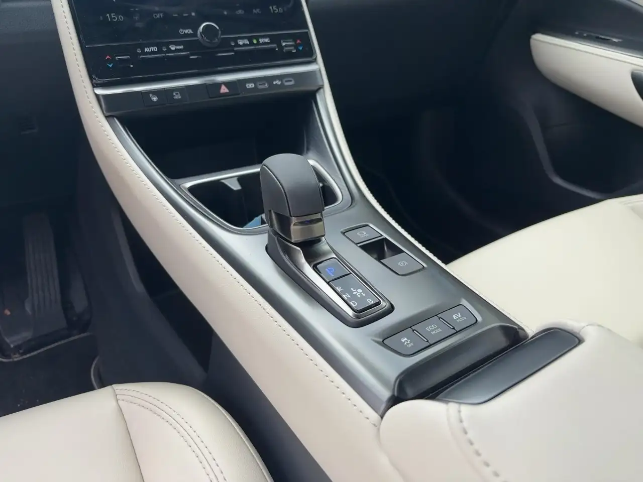 Lexus LBX 13