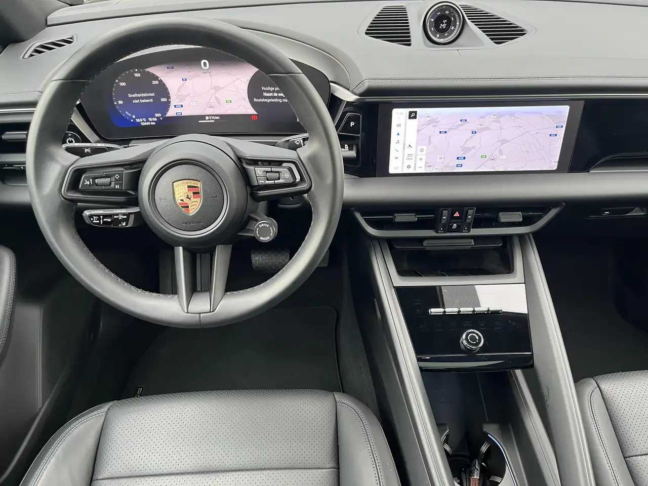 Porsche Macan 4 10