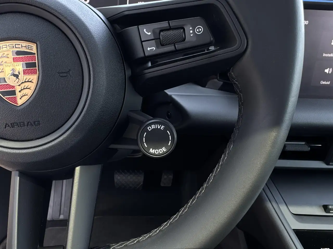 Porsche Macan 4 12