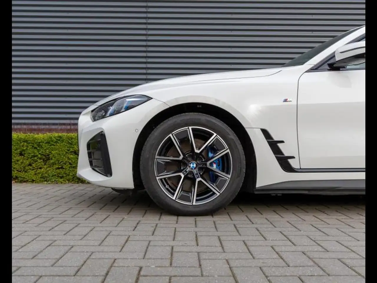 BMW i4 8