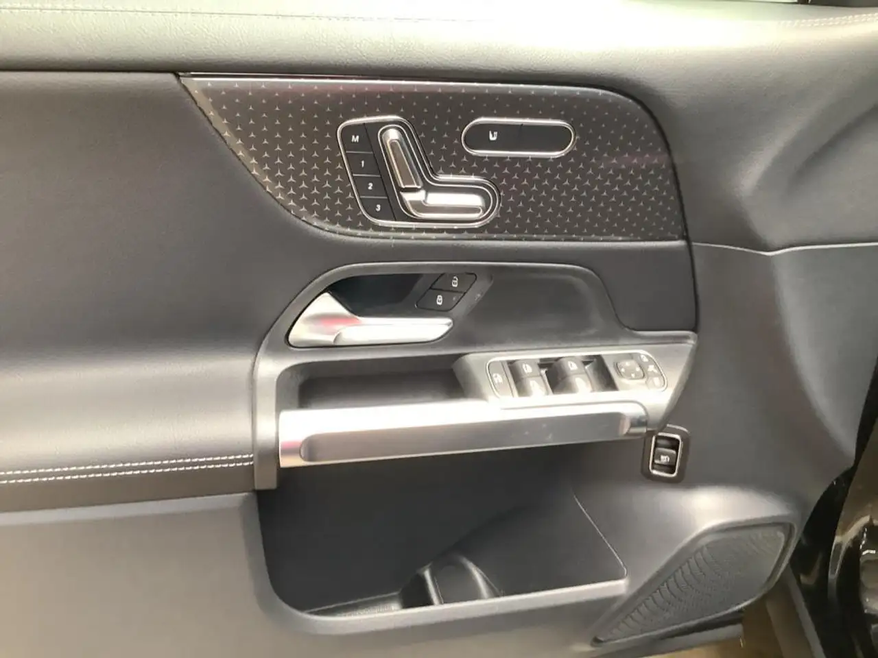 Mercedes-Benz GLB 220 7