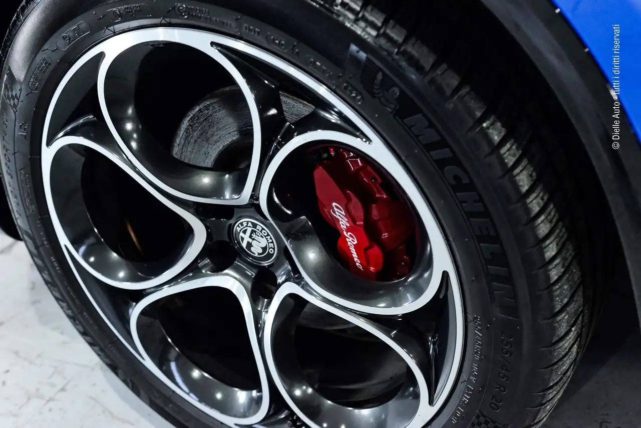 Alfa Romeo Stelvio 5