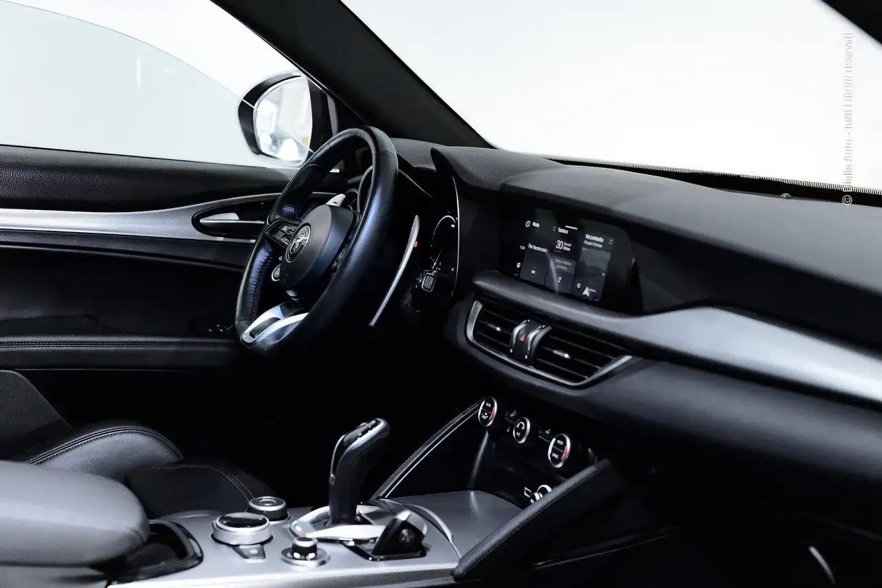 Alfa Romeo Stelvio 10