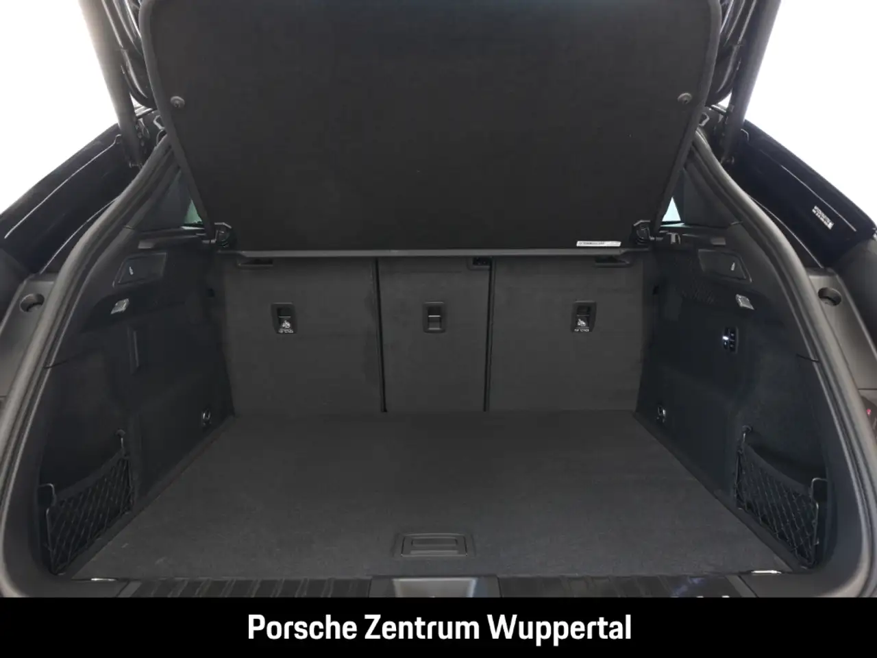 Porsche Macan 4 10