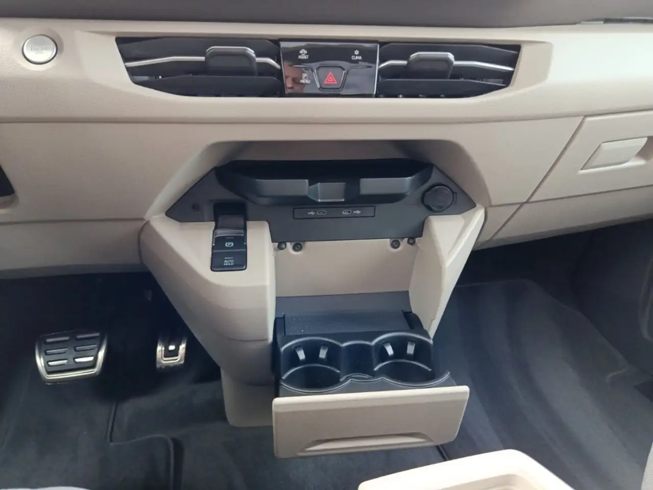 Volkswagen T7 Multivan 11