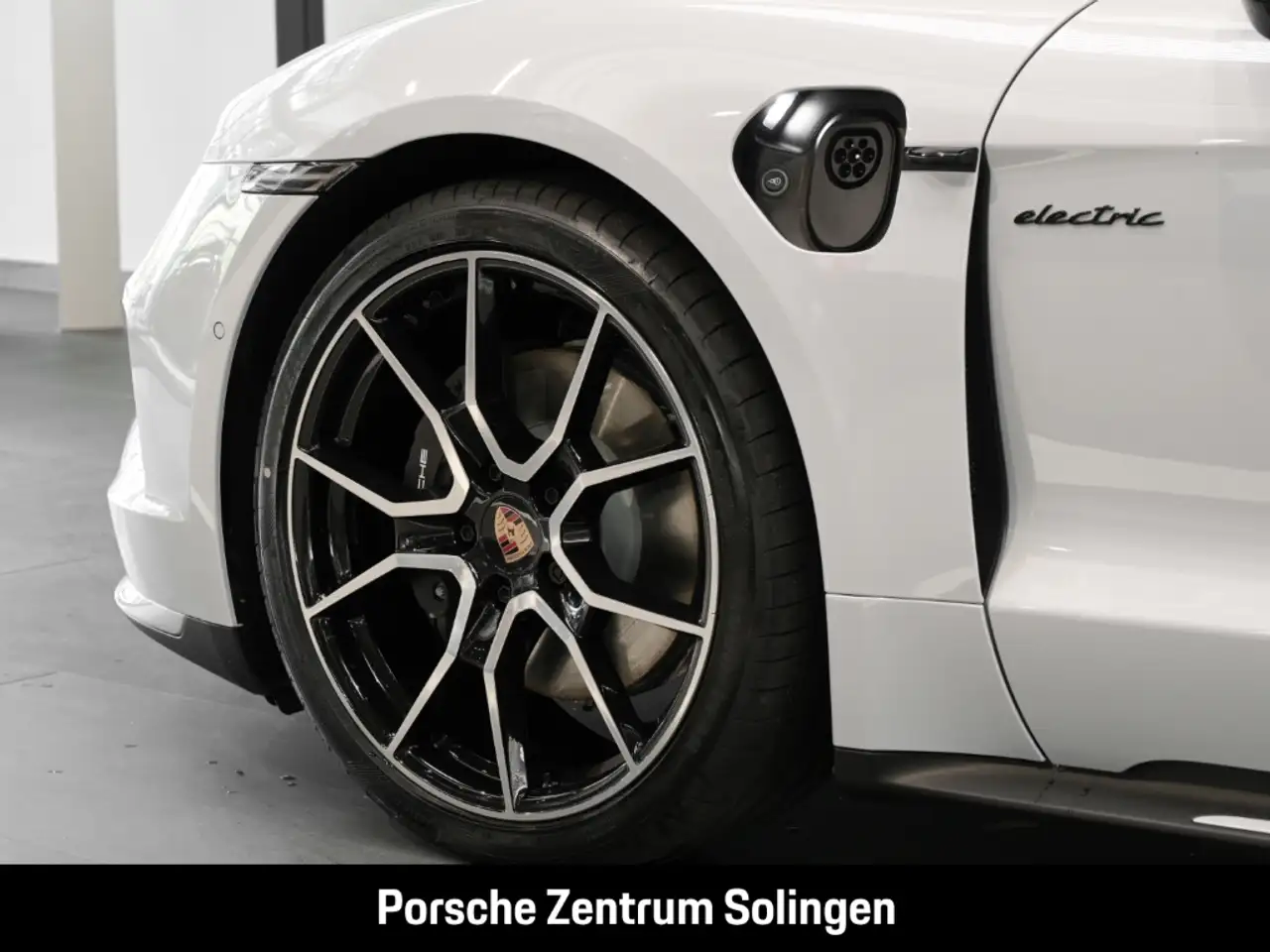 Porsche Taycan 4 10