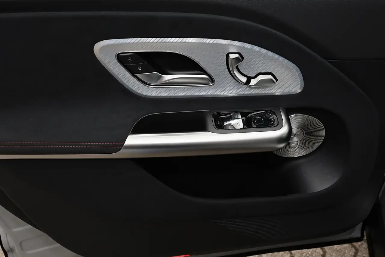 Mercedes-Benz GLB 250 12