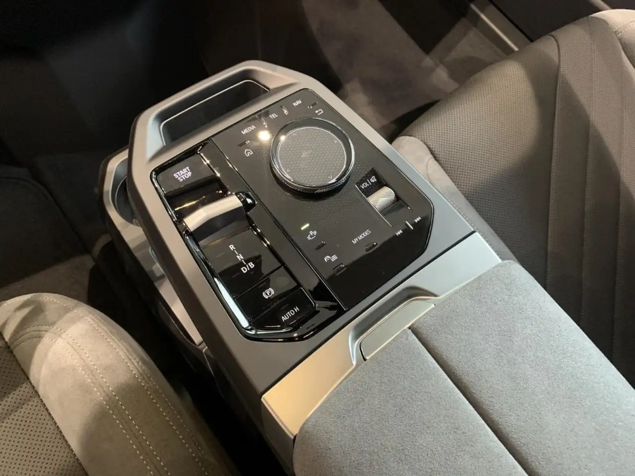 BMW iX 13