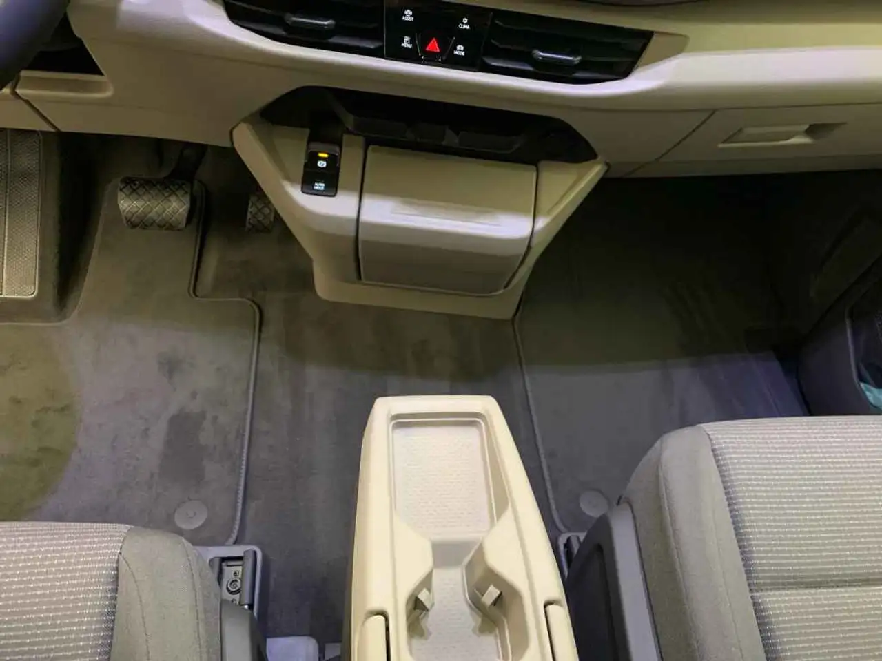 Volkswagen T7 California 14