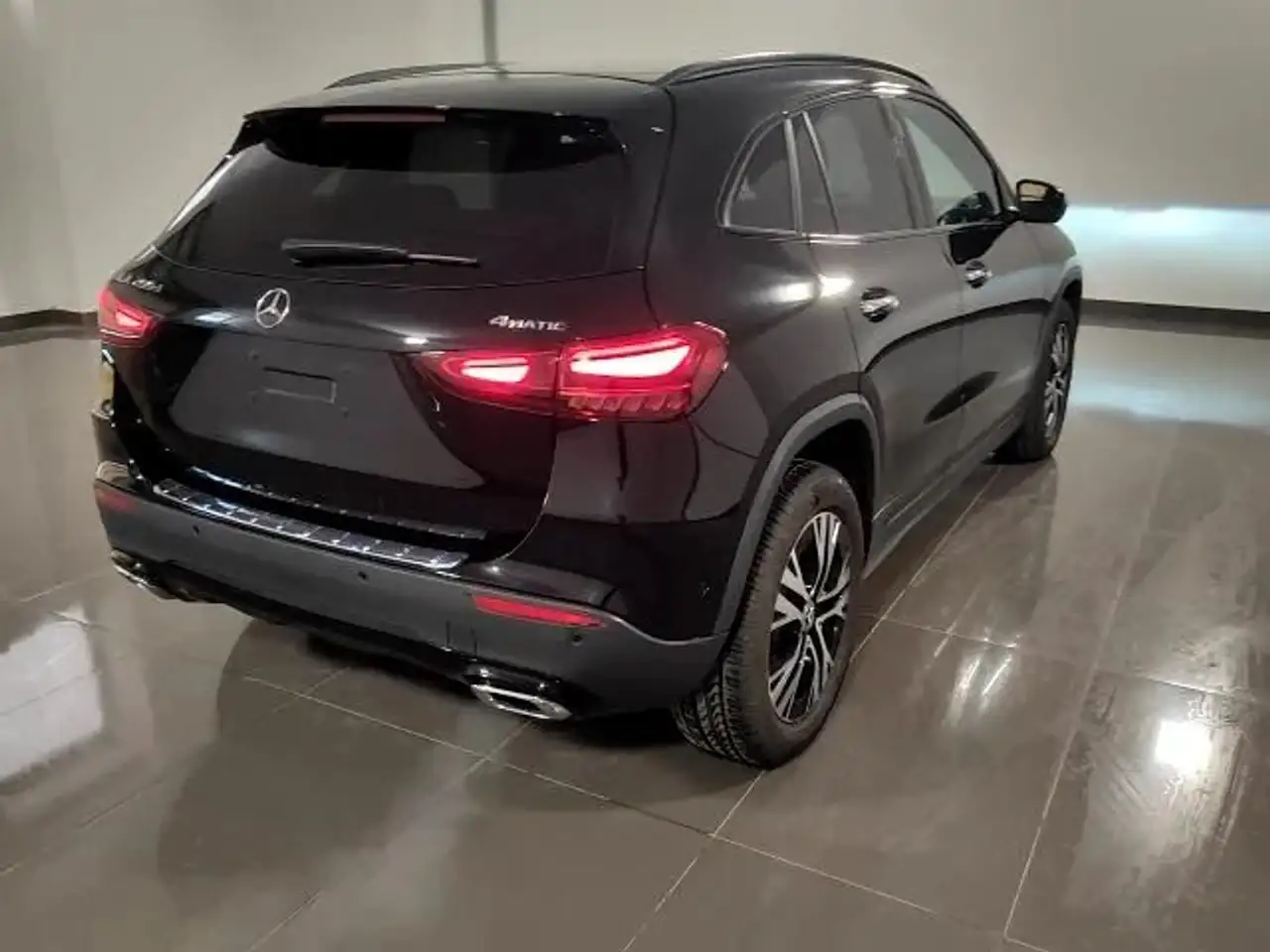 Mercedes-Benz GLA 200 4