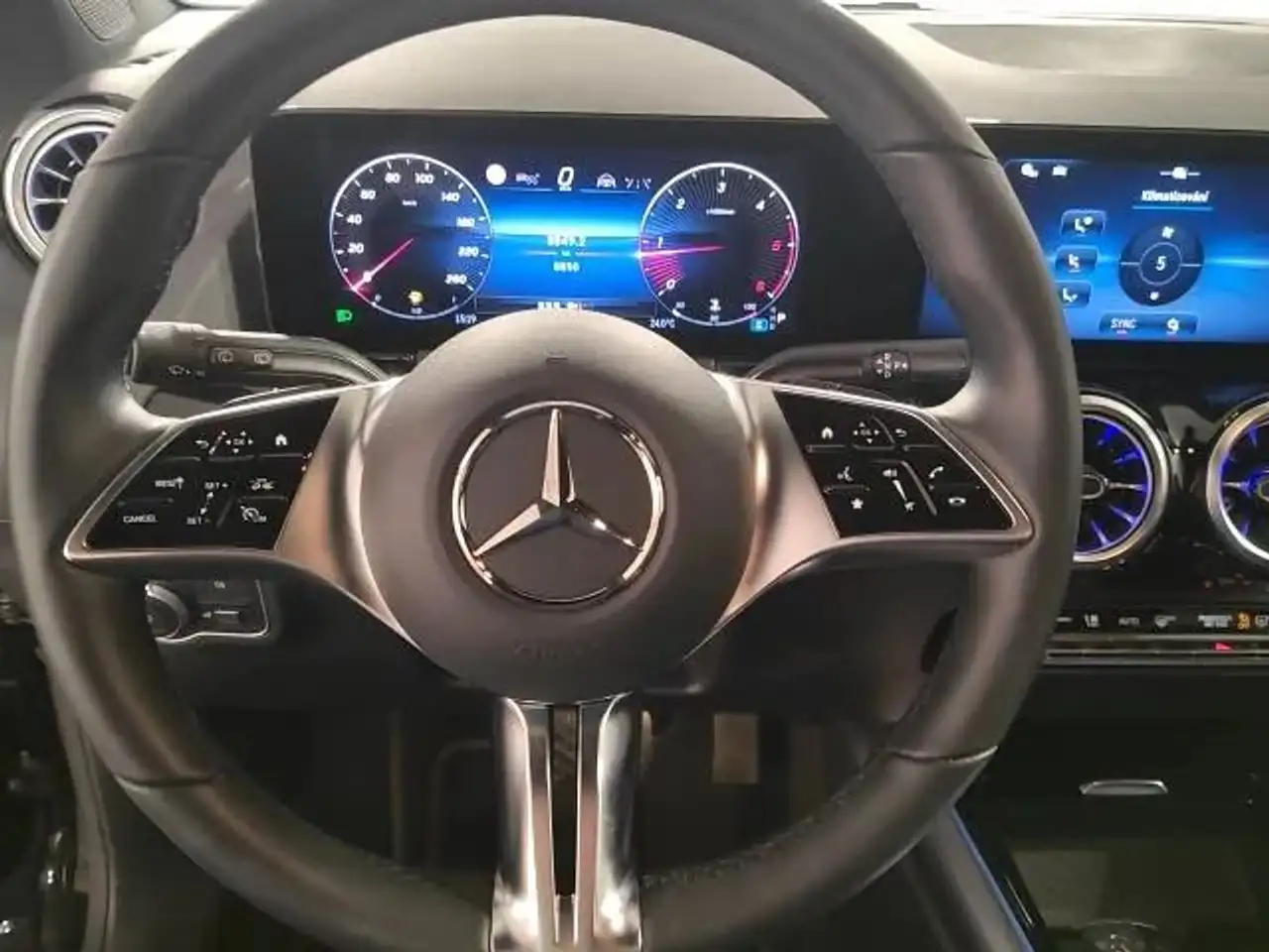 Mercedes-Benz GLA 200 12