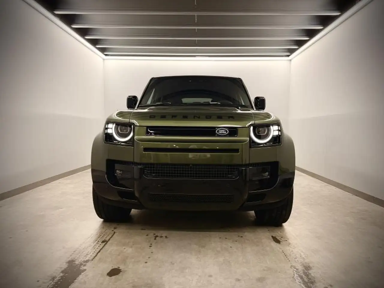 Land Rover Defender 110 2