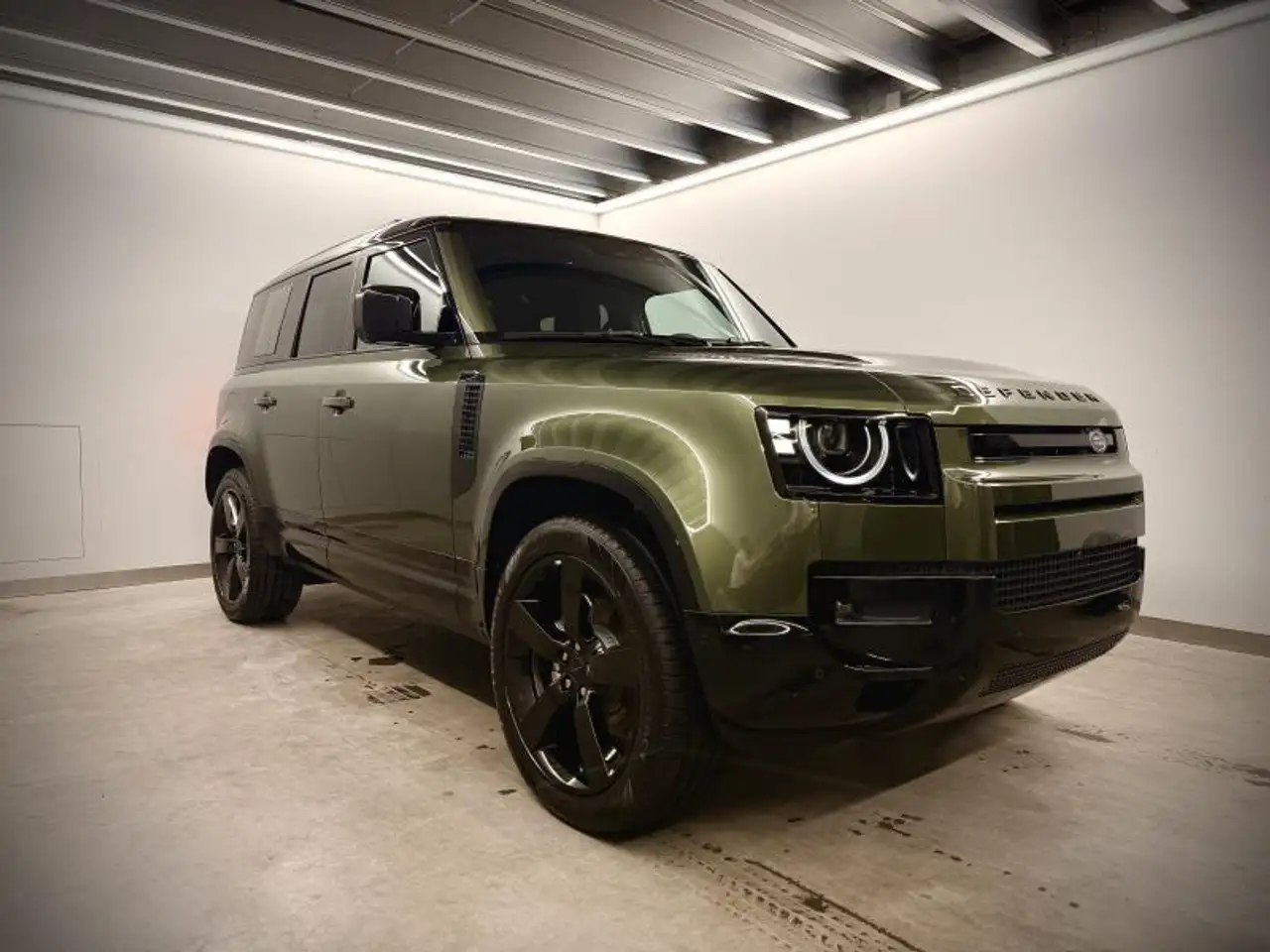 Land Rover Defender 110 3