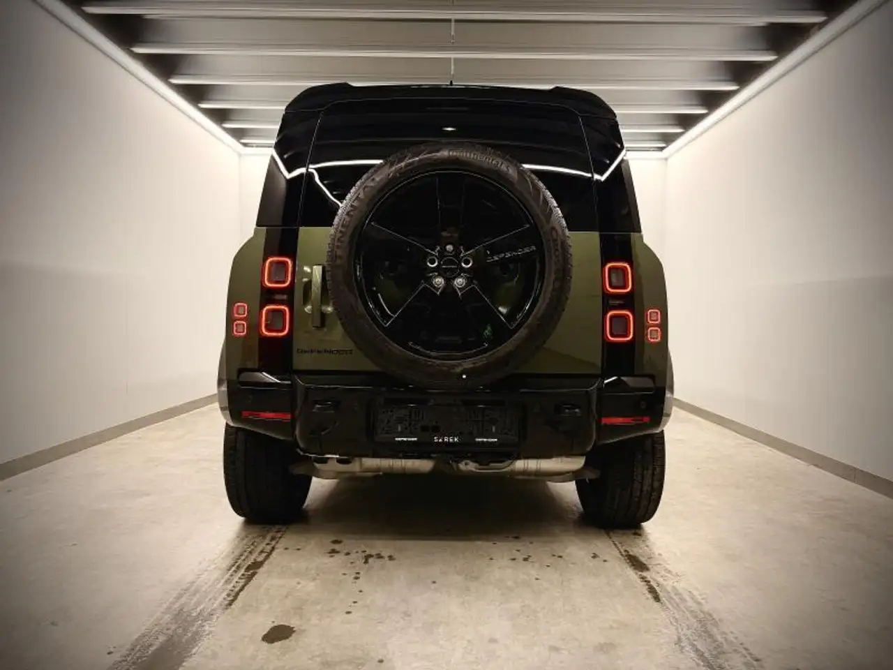 Land Rover Defender 110 5