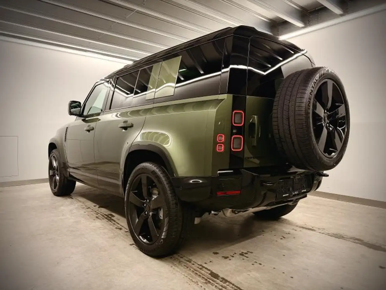 Land Rover Defender 110 6