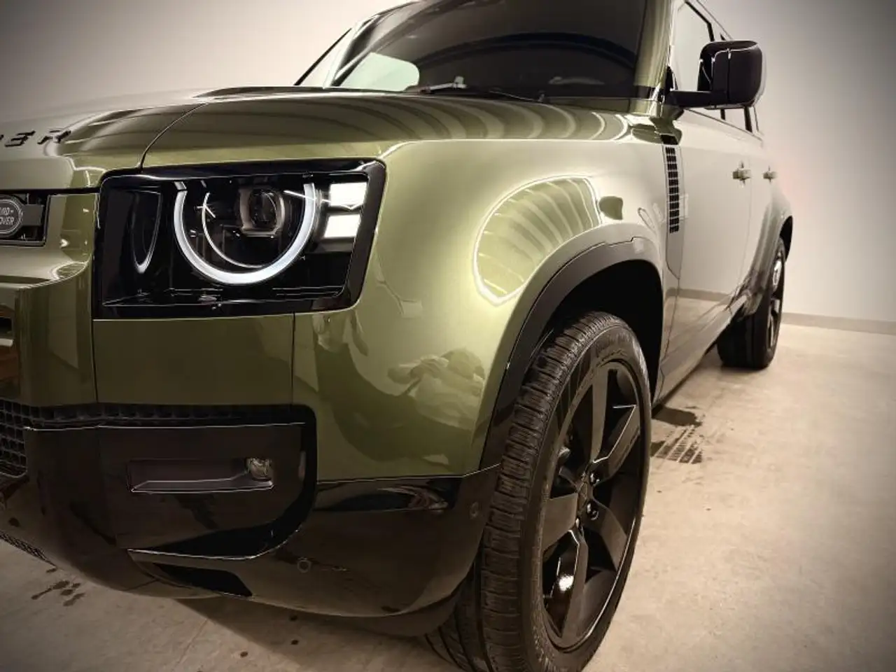 Land Rover Defender 110 9