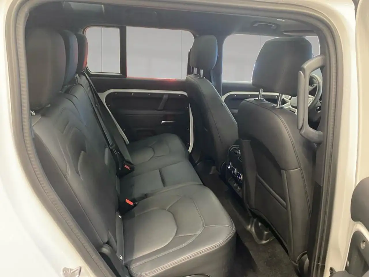 Land Rover Defender 110 6