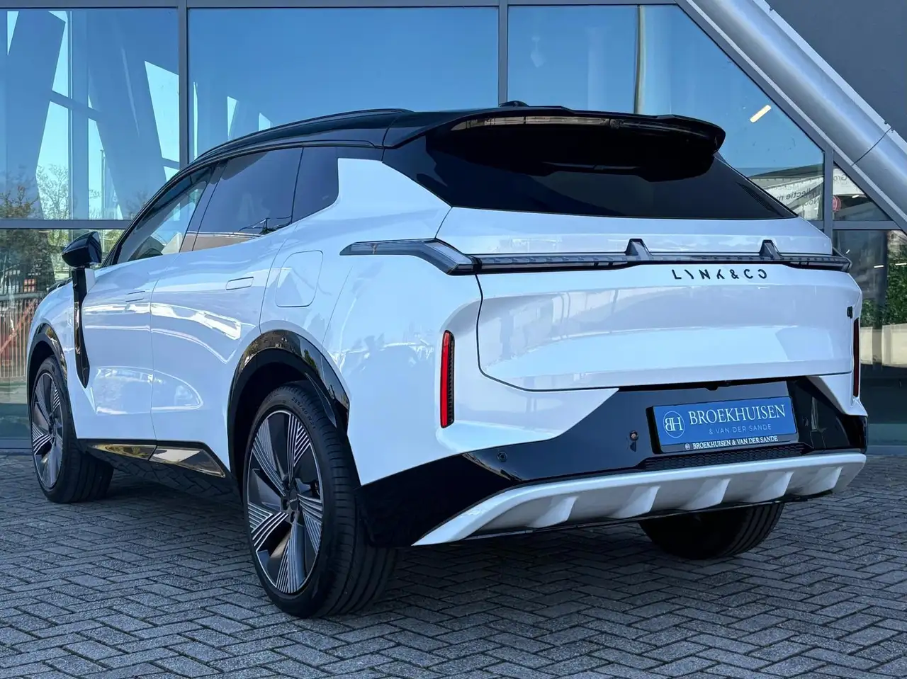 Lynk & Co 4