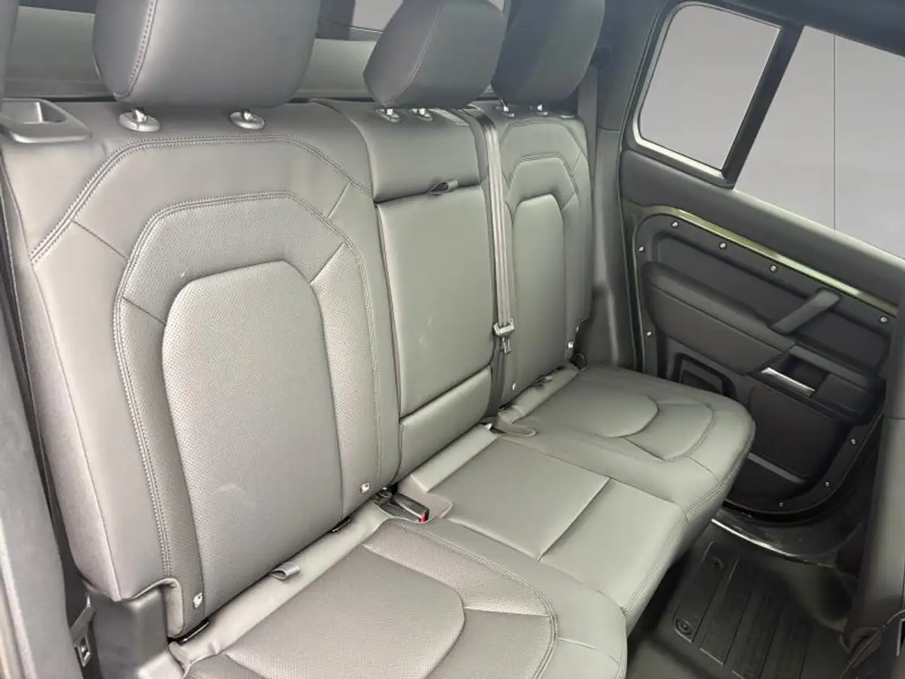 Land Rover Defender 110 5