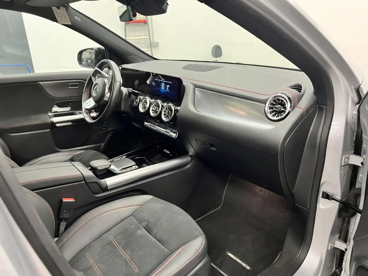 Mercedes-Benz EQA 300 11