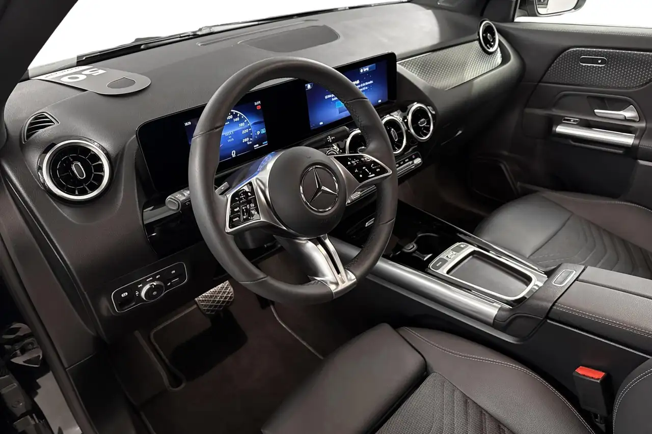 Mercedes-Benz GLA 200 11