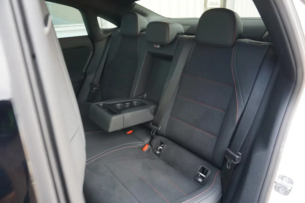 Mercedes-Benz CLA 250 10