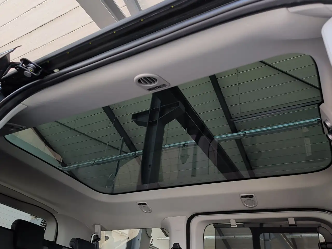 Volkswagen T7 Caravelle 11