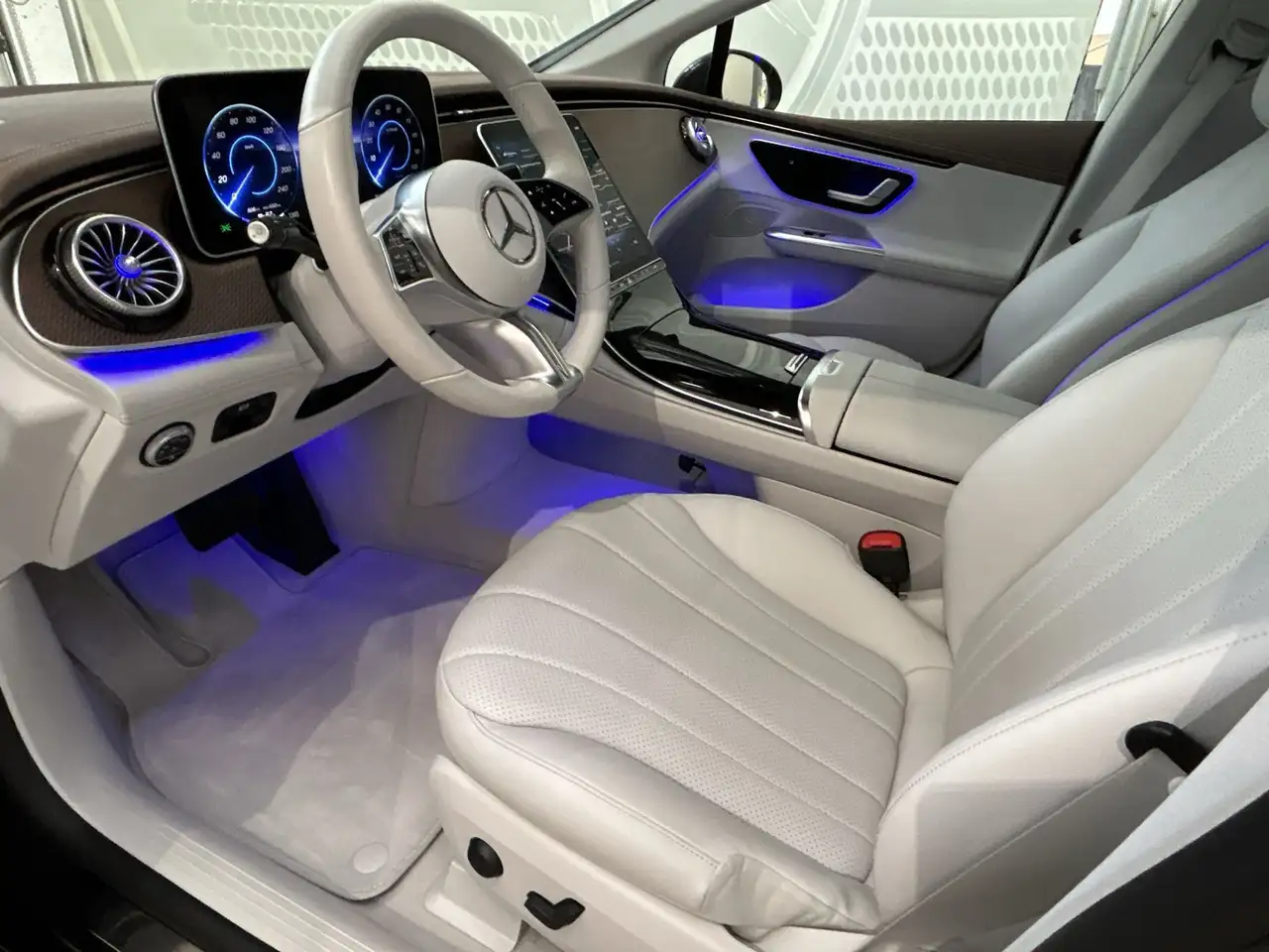 Mercedes-Benz EQE 300 12