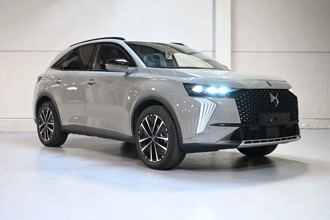 DS Automobiles DS 7 Crossback ETOILE / Toit panoramique / Cuir / 19" Allu