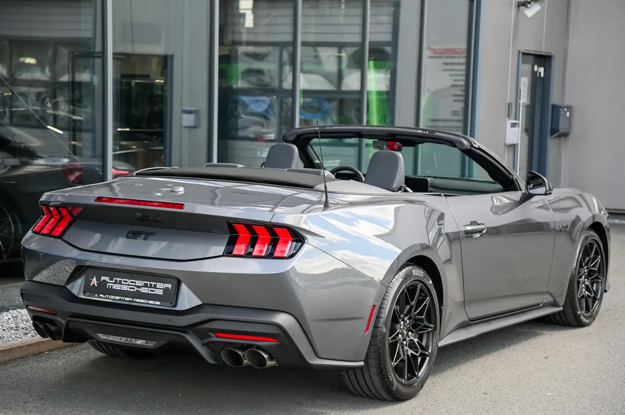 Ford Mustang 4