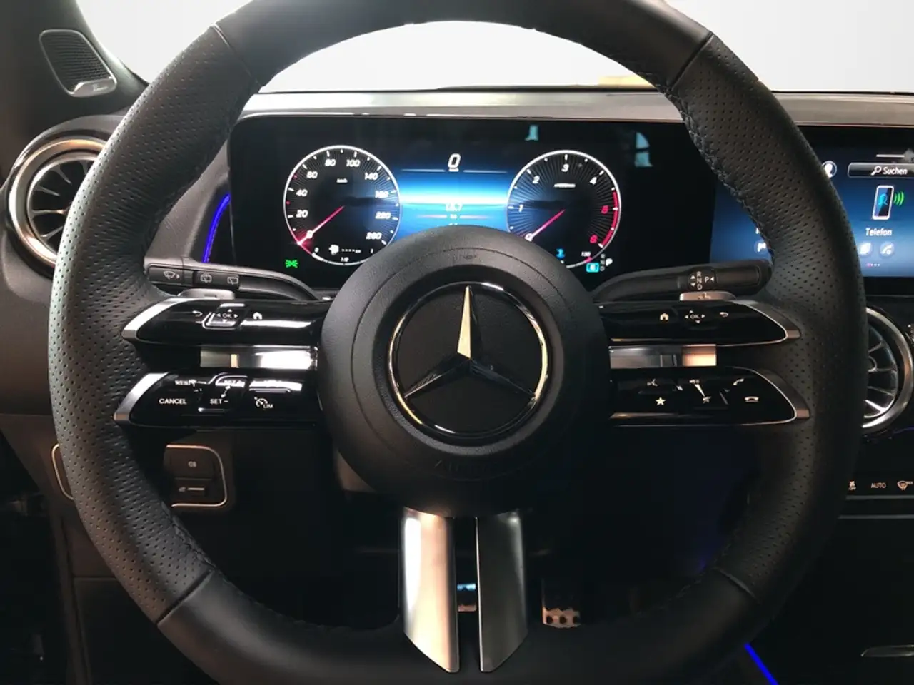 Mercedes-Benz GLB 220 13