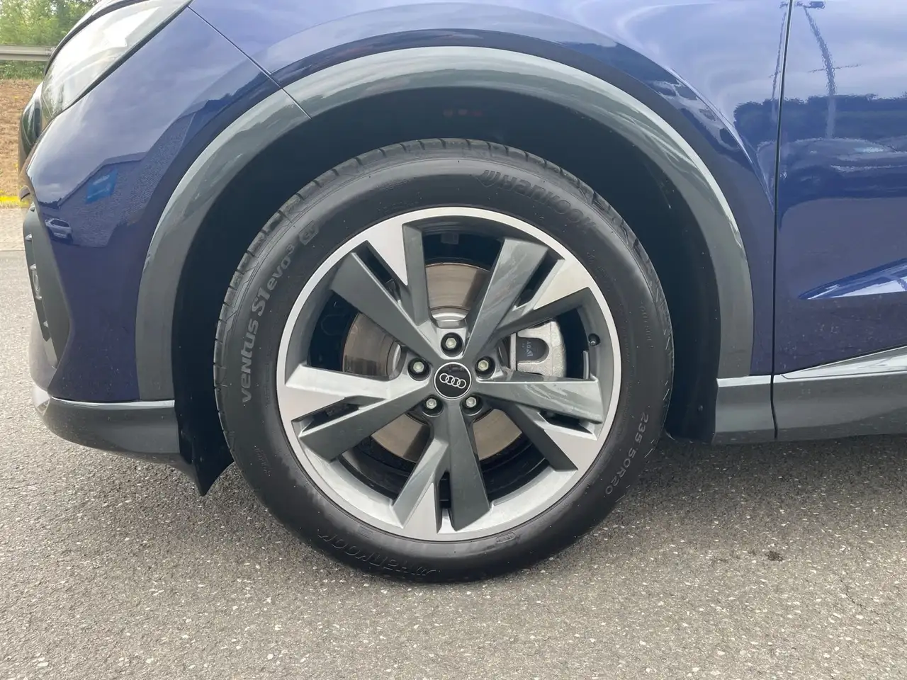 Audi Q4 8