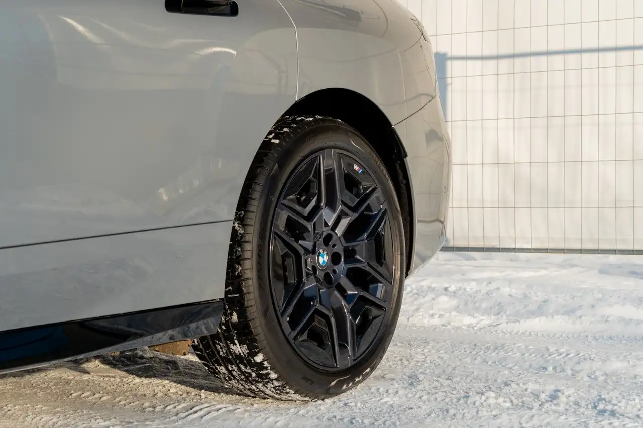 BMW iX 8