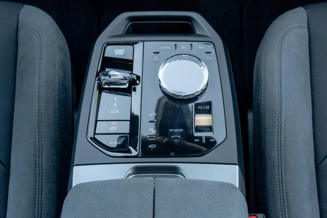 BMW iX 16