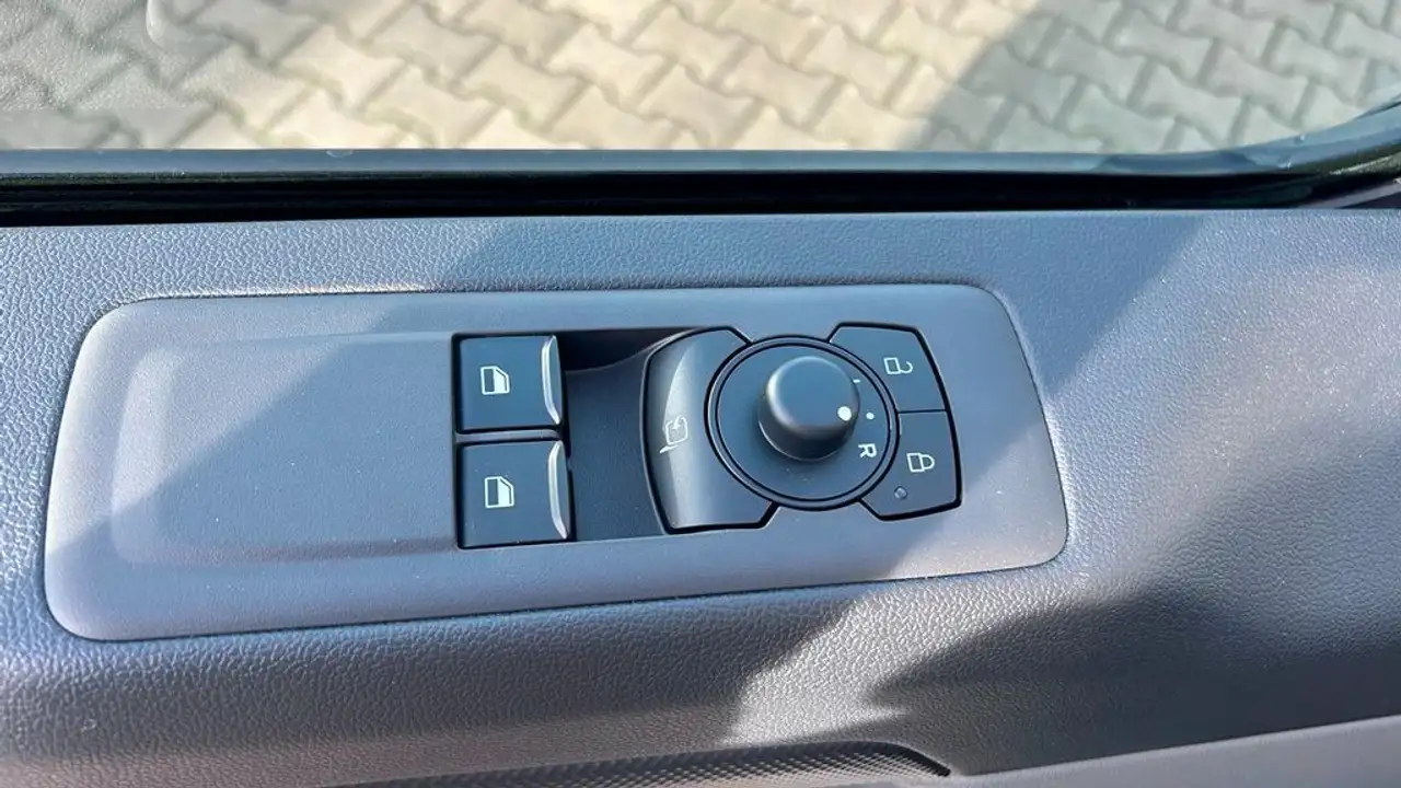 Ford Transit 9