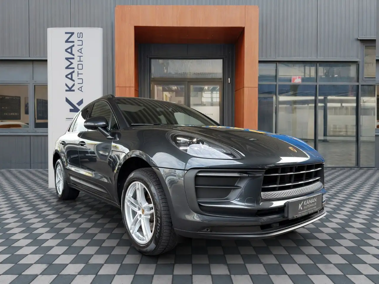 Porsche Macan III 3