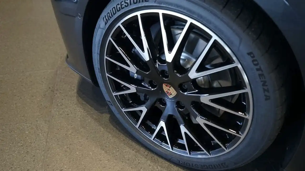 Porsche Panamera 4 6