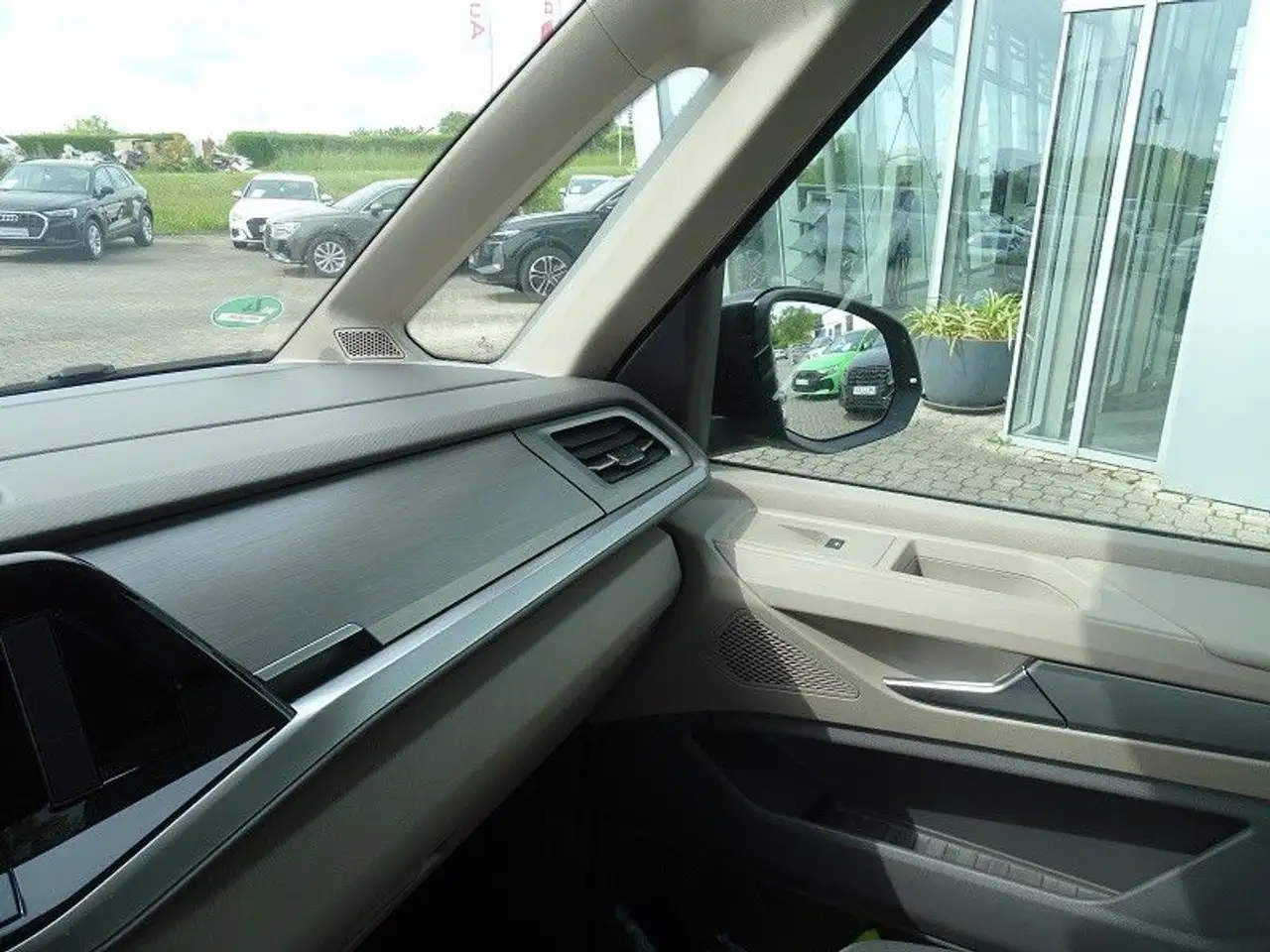 Volkswagen T7 Multivan 14