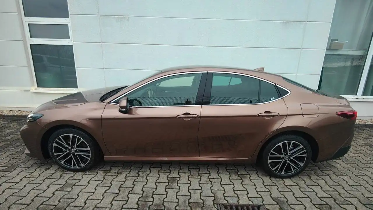 Toyota Camry 4