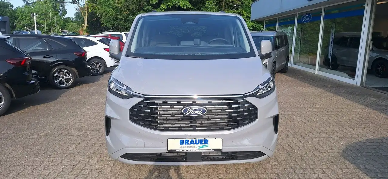 Ford Tourneo 8