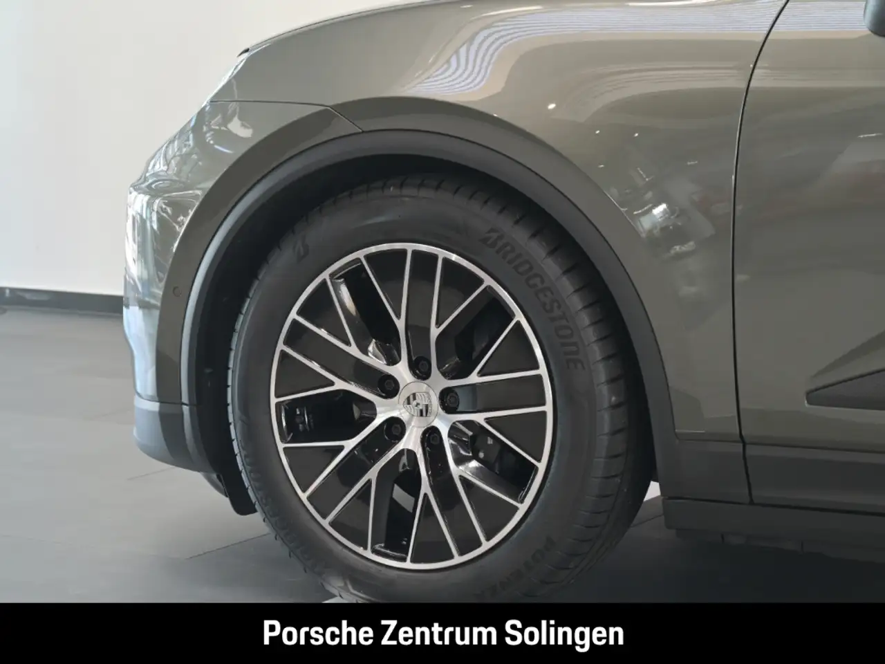 Porsche Macan 4 10