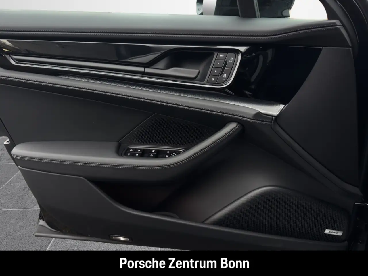 Porsche Panamera 4 12
